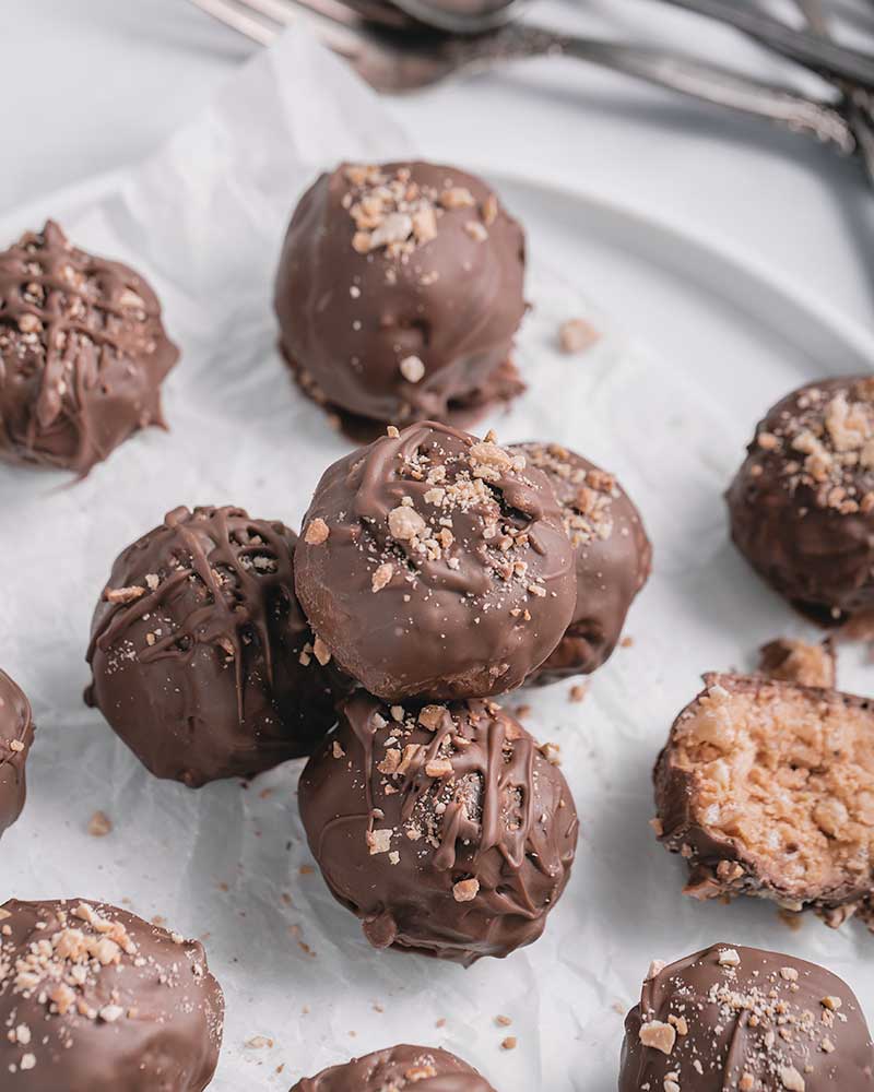 Chocolate & Peanut Butter Crunchy Balls