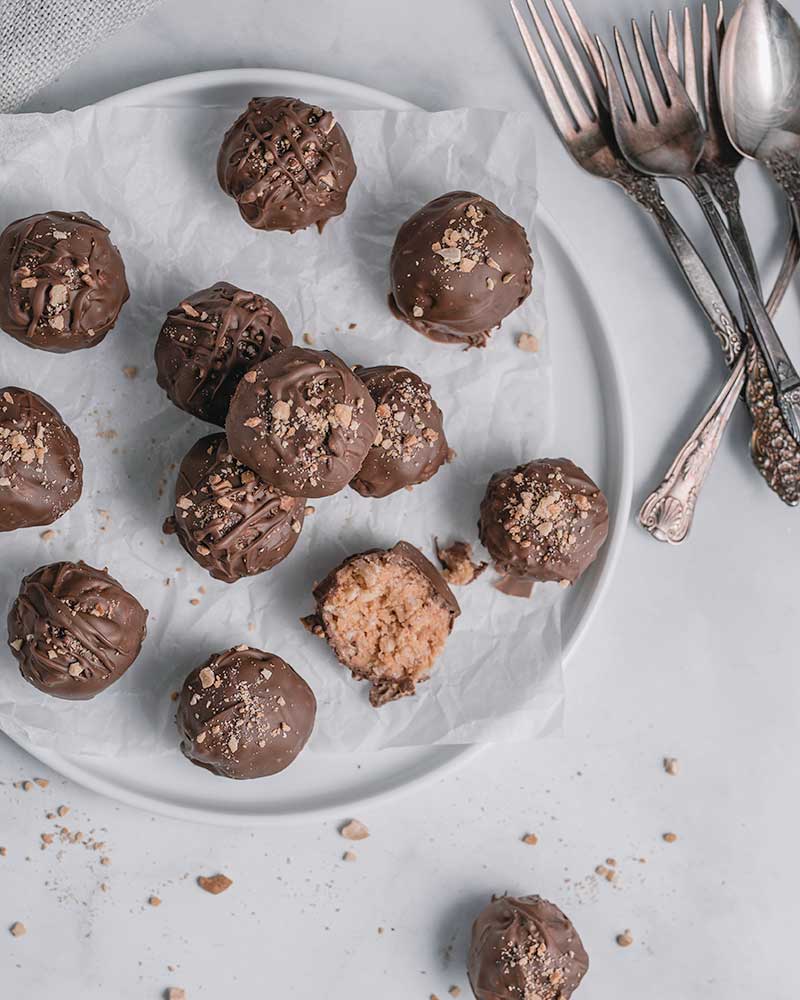 Chocolate & Peanut Butter Crunchy Balls