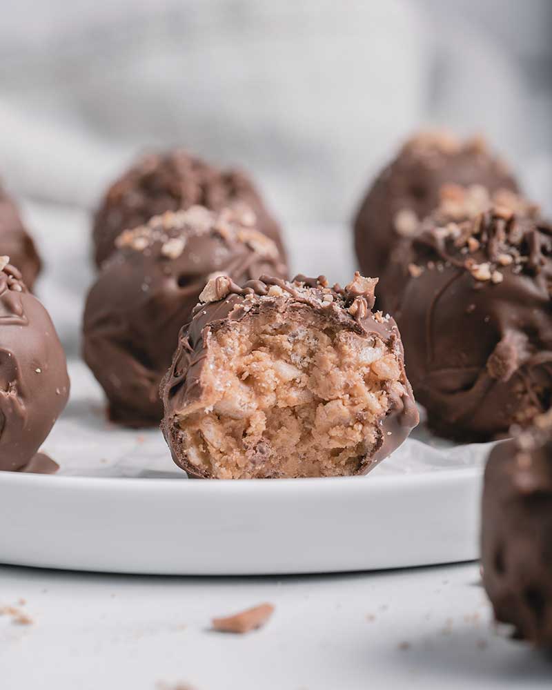 Chocolate & Peanut Butter Crunchy Balls