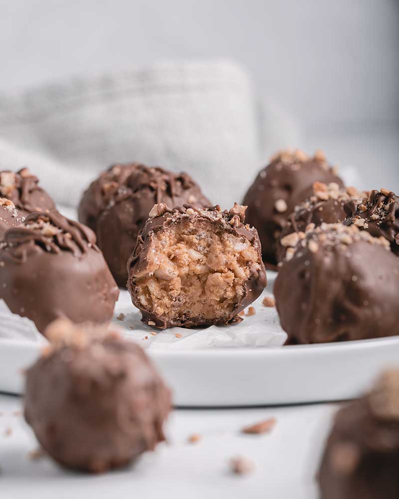 Chocolate & Peanut Butter Crunchy Balls